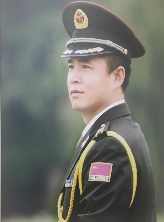 八一，“城管蓝”晒出了自己的军装照