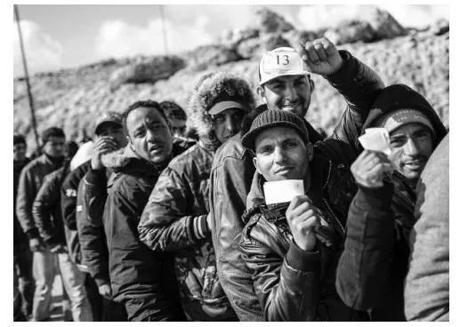 来自北非和中非地区的移民正在意大利南部的兰佩杜萨岛上排队等候。资料来源：路透社 / 托尼· 詹蒂莱（ Tony Gentile）， 摄于 2011 年。