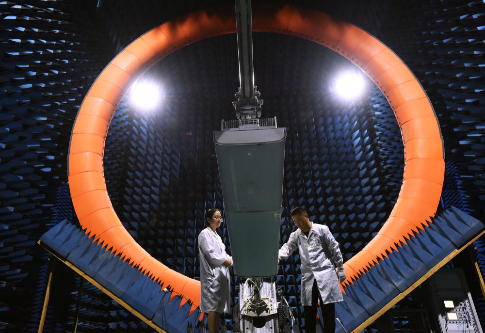 工程师在位于广东省东莞市松山湖的华为实验室测试5G基站设备（2020年7月3日摄）。新华社记者 刘大伟 摄