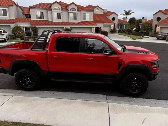 2022款道奇霸王龙美版火焰红130万起售