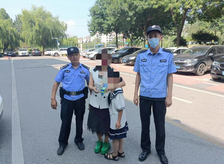 女孩贪玩迷路 警察蜀黍当起临时陪护