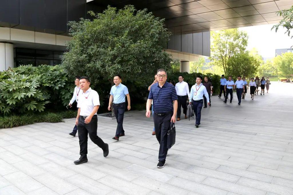 程书强一行参观华为西安研究所园区