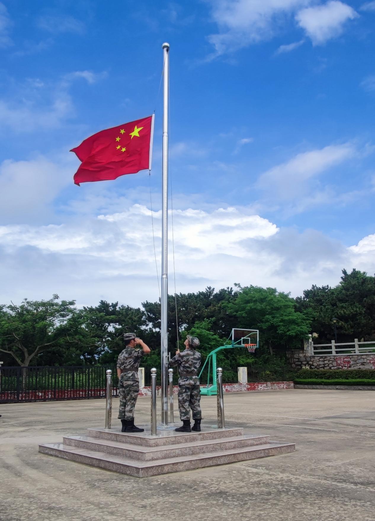 参加双拥共建进军营活动的全体成员和部队官兵一起举行了升国旗仪式