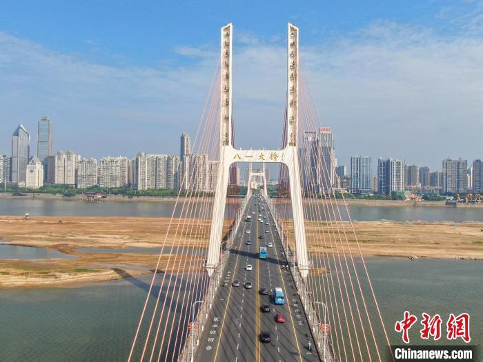 7月25日，航拍车水马龙的八一大桥。八一大桥横跨赣江，双向四车道设计，是江西省第一座斜拉桥。　刘力鑫 摄