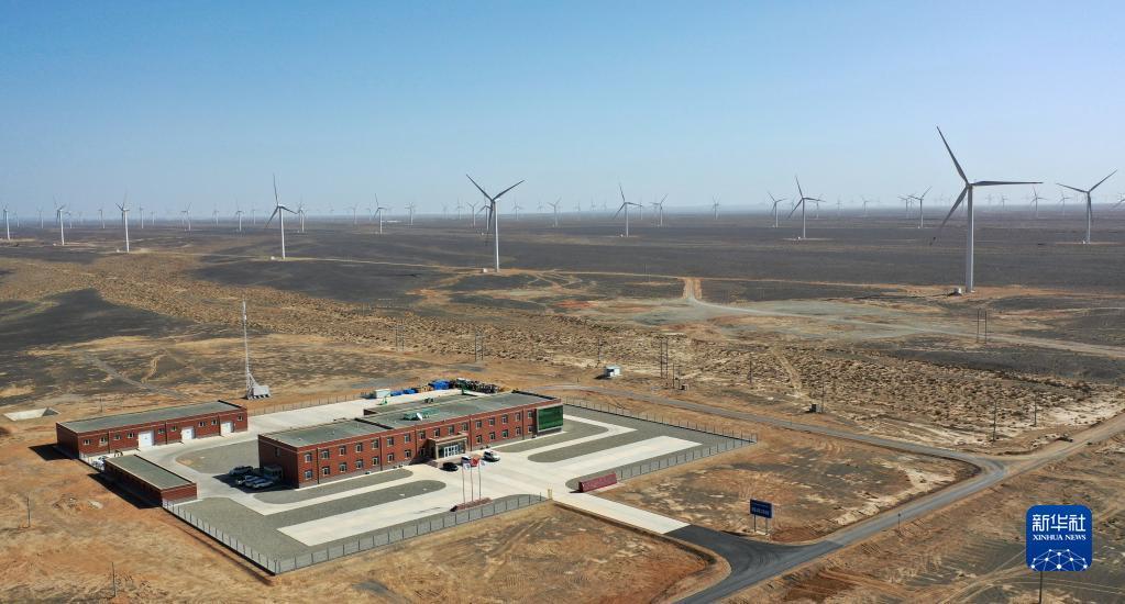 这是2022年4月16日拍摄的甘肃省酒泉市境内的风电基地（无人机照片）新华社记者 陈斌 摄