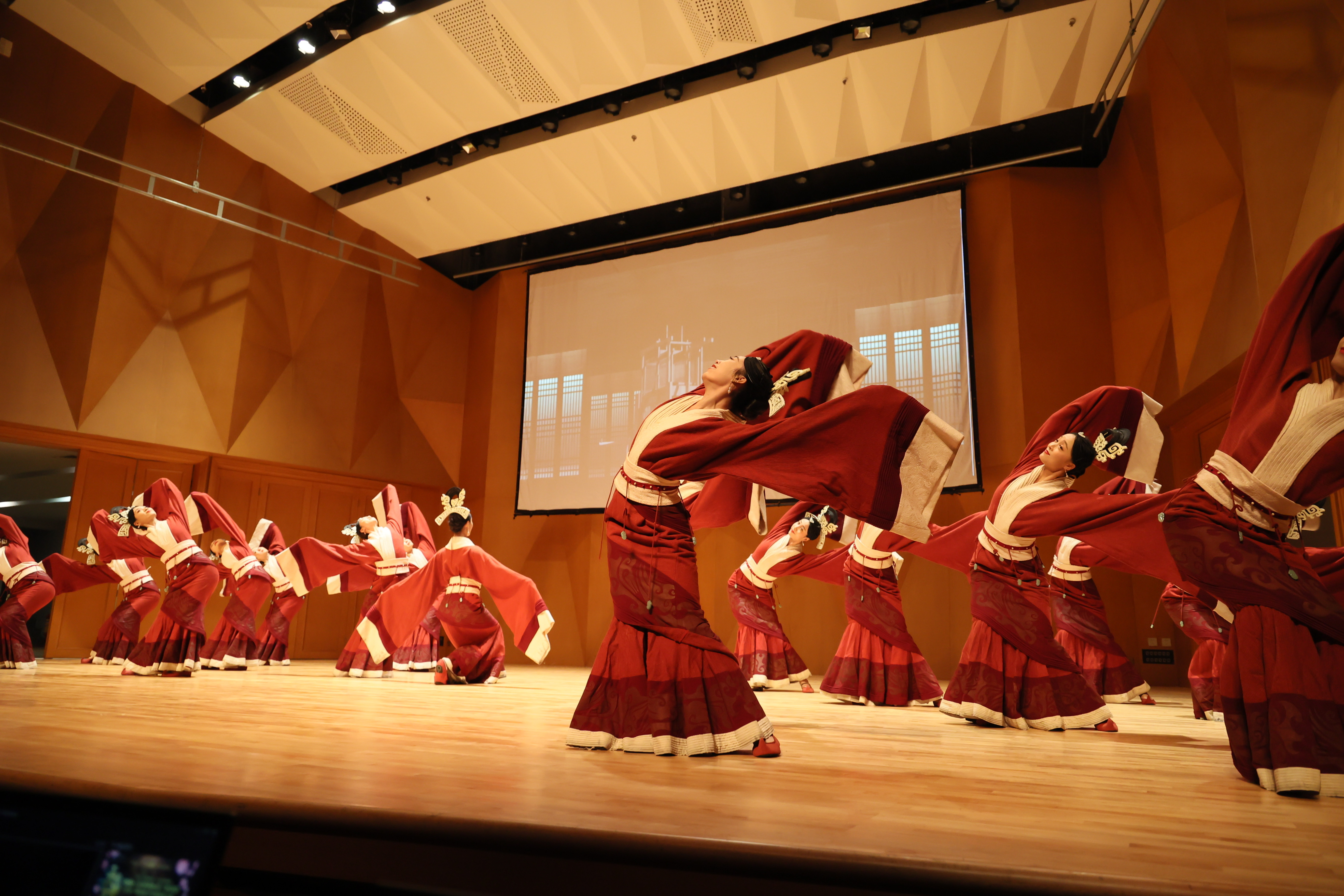 北京歌舞剧院演员现场展示经典舞段《锦绣》
