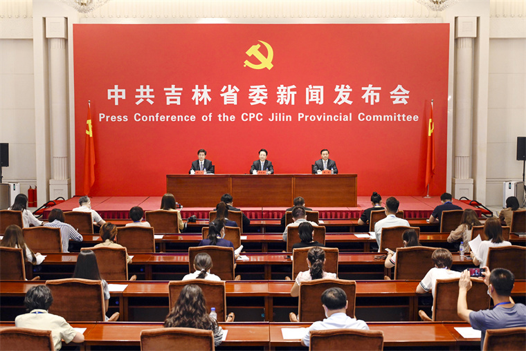 8月1日，省委在长春举行“中国这十年·吉林”主题新闻发布会。邹乃硕 摄