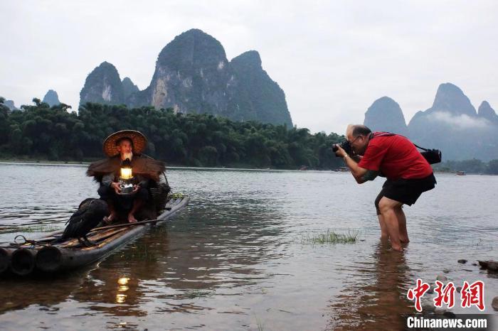 图为摄影师在拍摄黄月创。(资料图) 黄华明 摄