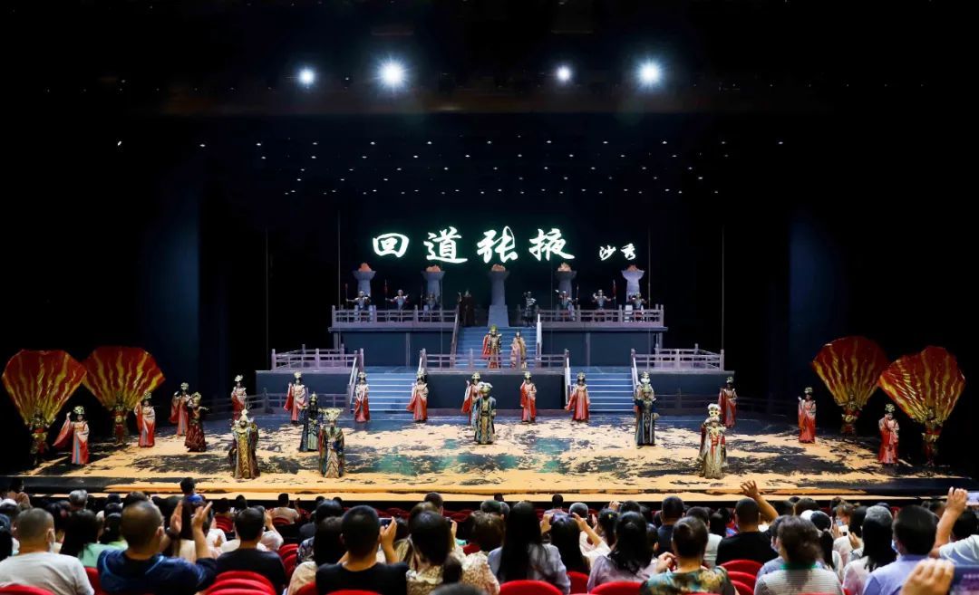 7月31日，张掖市丹霞口文旅小镇众多游客在观赏大型历史情景剧《回道张掖》。
