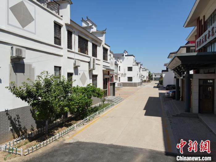 图为中古红木文化小镇街景。　尹向平 摄