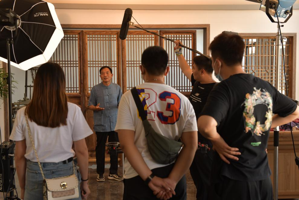 大型纪录片《寻觅非遗》剧组走进“杨氏木业”,见证明清古典家具修复的秘诀