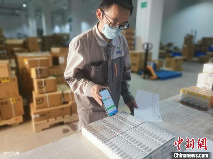 药品复核人员进行药品电子监管码扫码工作。(资料图) 杨帆 　摄