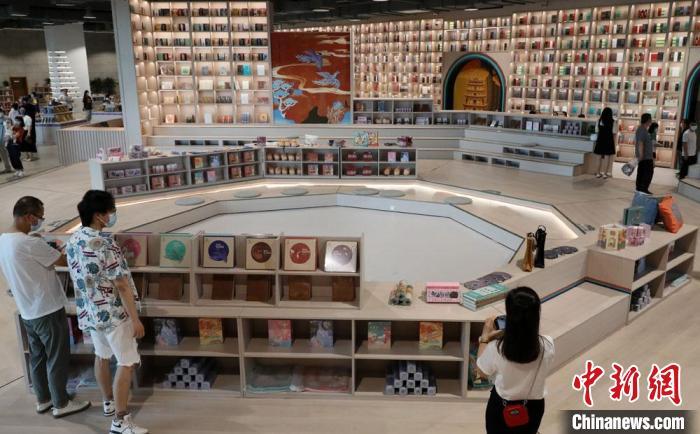 图为敦煌鸣沙山月牙泉景区东门文创文化休闲区域，向游客提供如图书、咖啡、文创、研学等有品质的文化消费。 常钦 摄