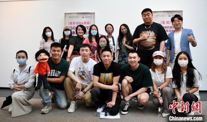 刘添祺团队与观众合影 王晓溪 摄