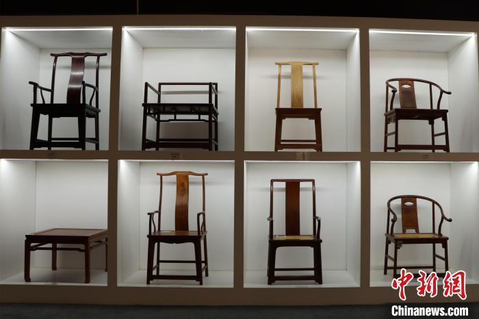 图为青县大运河红木文化馆内展陈的古典家具。　周得华 摄