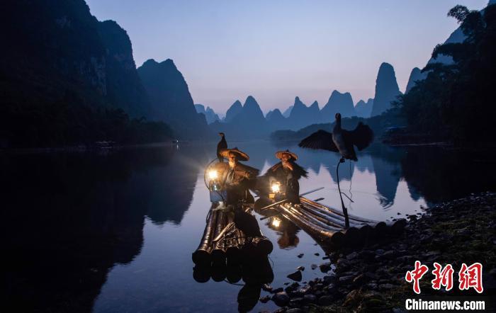 图为黄月创兄弟俩成为了渔民模特兄弟搭档。(资料图) 唐梦宪 摄