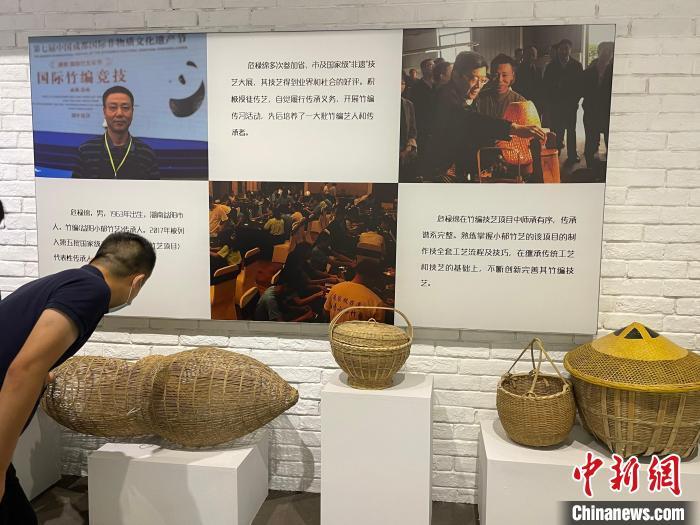 游客在小郁竹艺展品前驻足观看。　韩辉 摄