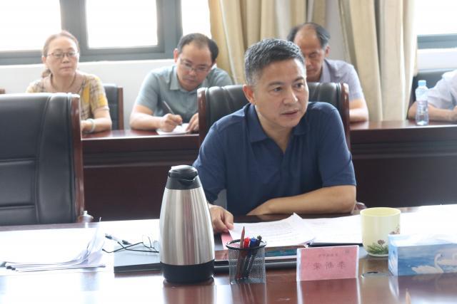 校党委委员、纪委书记李新荣作发言