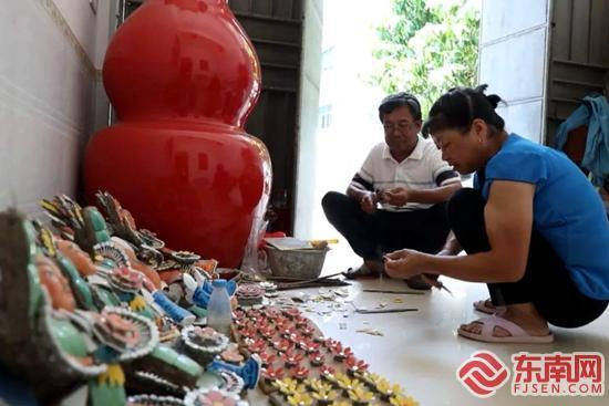 60岁的陈荣聪正在剪瓷雕