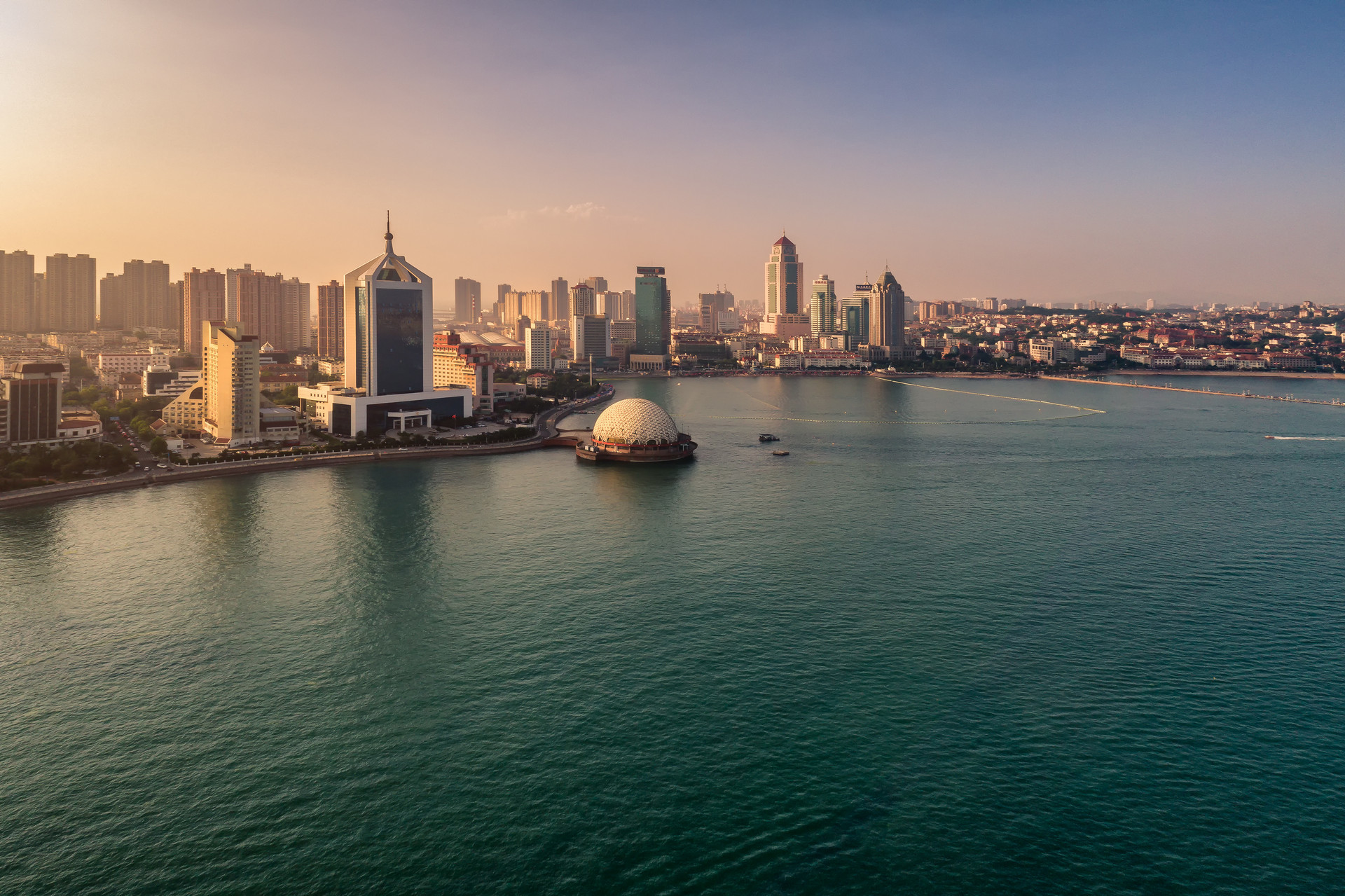 青岛白天大海海浪拍岸摄影图配图高清摄影大图-千库网