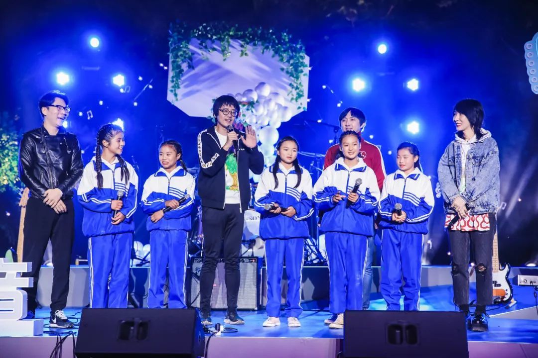 2020年8月，抖音邀请新裤子乐队与海嘎小学的孩子们同台演出。