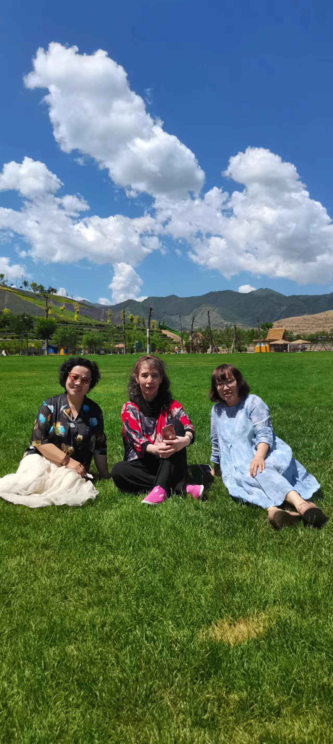 图片说明：左起依次为旦丹、阮莲芬、王金芳
