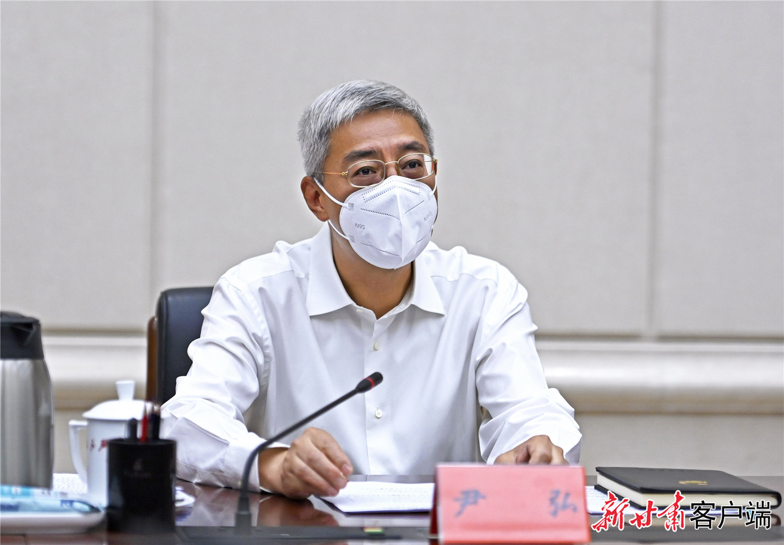 中共甘肃省委书记、省人大常委会主任尹弘主持会议并讲话