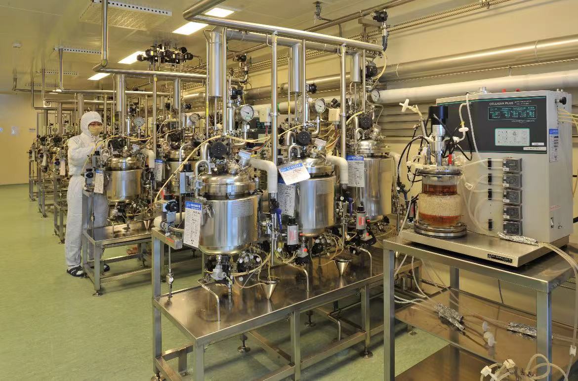 金坦公司岗位职工在基因工程产品连续细胞培养系统精心操作