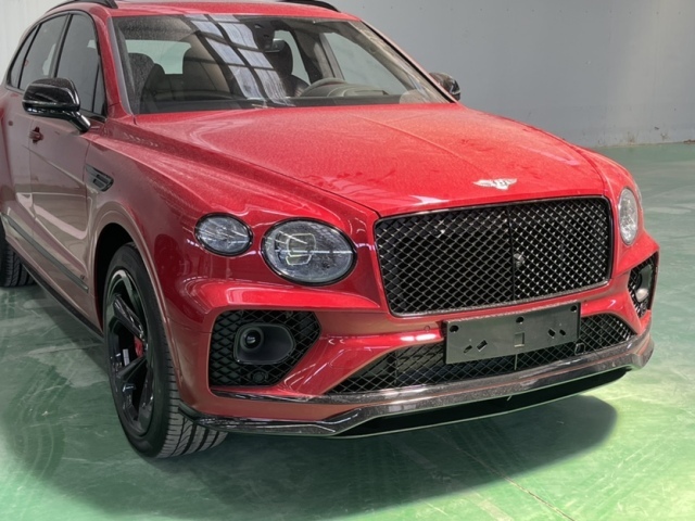 我们将要眼光集中到面前这台拥有正宗糖块红色的添越s的身上.