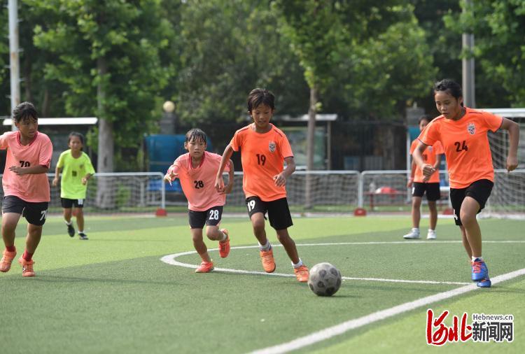 8月5日，河北省石家庄市南王小学的学生在暑期托管课上练习足球。
