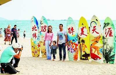 游客在三亚拍照留念。 武威摄/光明图片