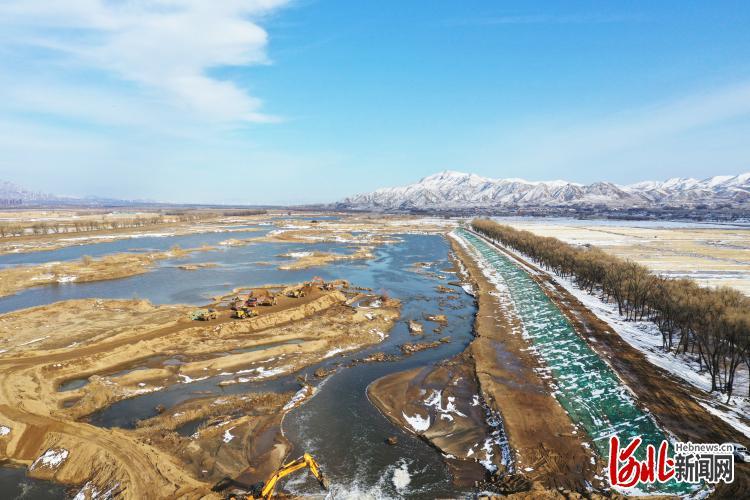 摄影展作品《雪融 工程动》 摄于河北张家口洋河综合整治工程涿鹿段。 柏学强摄