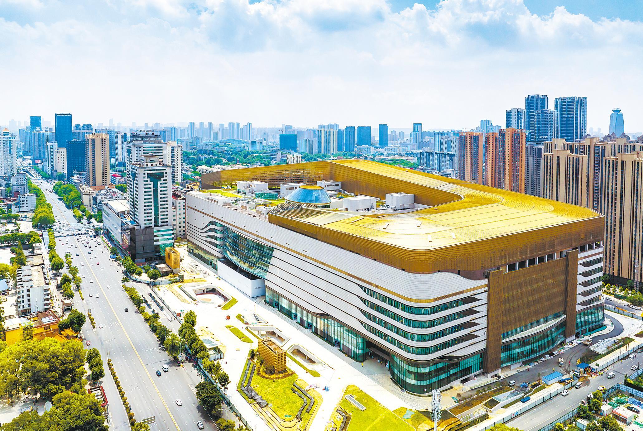 7月30日,航拍静待开业的武汉梦时代广场.