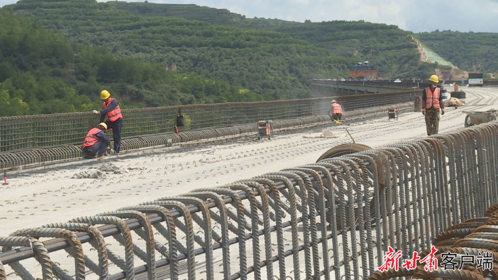 梁原段大桥施工现场