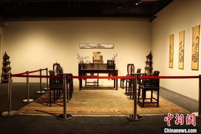 图为青县大运河红木文化馆内展陈的古典家具。　周得华 摄