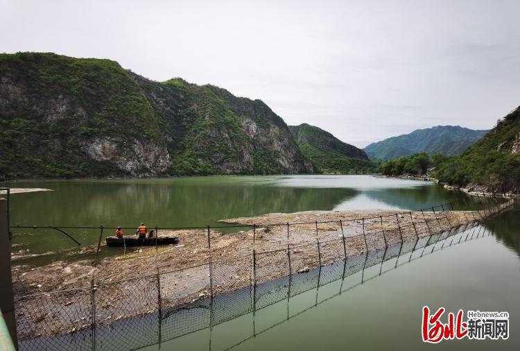 摄影展作品《问水哪得清如许》 摄于北京山峡段落坡岭水库 。 邓延利摄