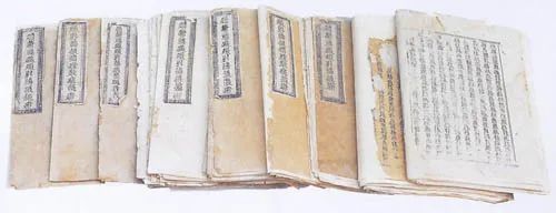 西夏文佛经《吉祥遍至口和本续》纸本全貌，1991年宁夏贺兰县拜寺沟方塔出土，宁夏回族自治区文物考古研究所藏。