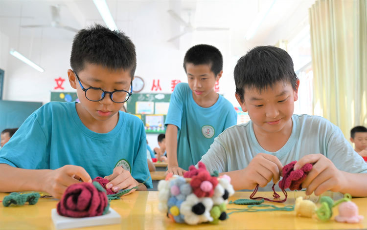 7月21日，赣州市中山路小学的学生学习非遗传统手工技艺钩针编织。