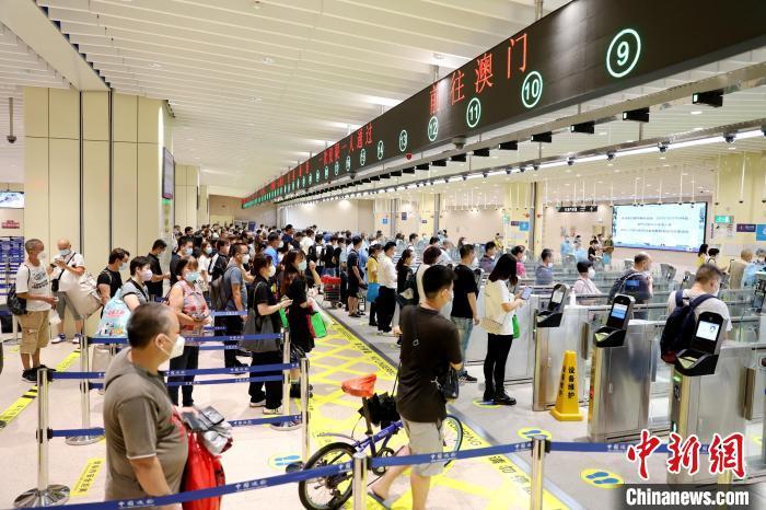 截至8月4日18时，青茂口岸出入境旅客验放量突破13.8万人次。　钟声 摄