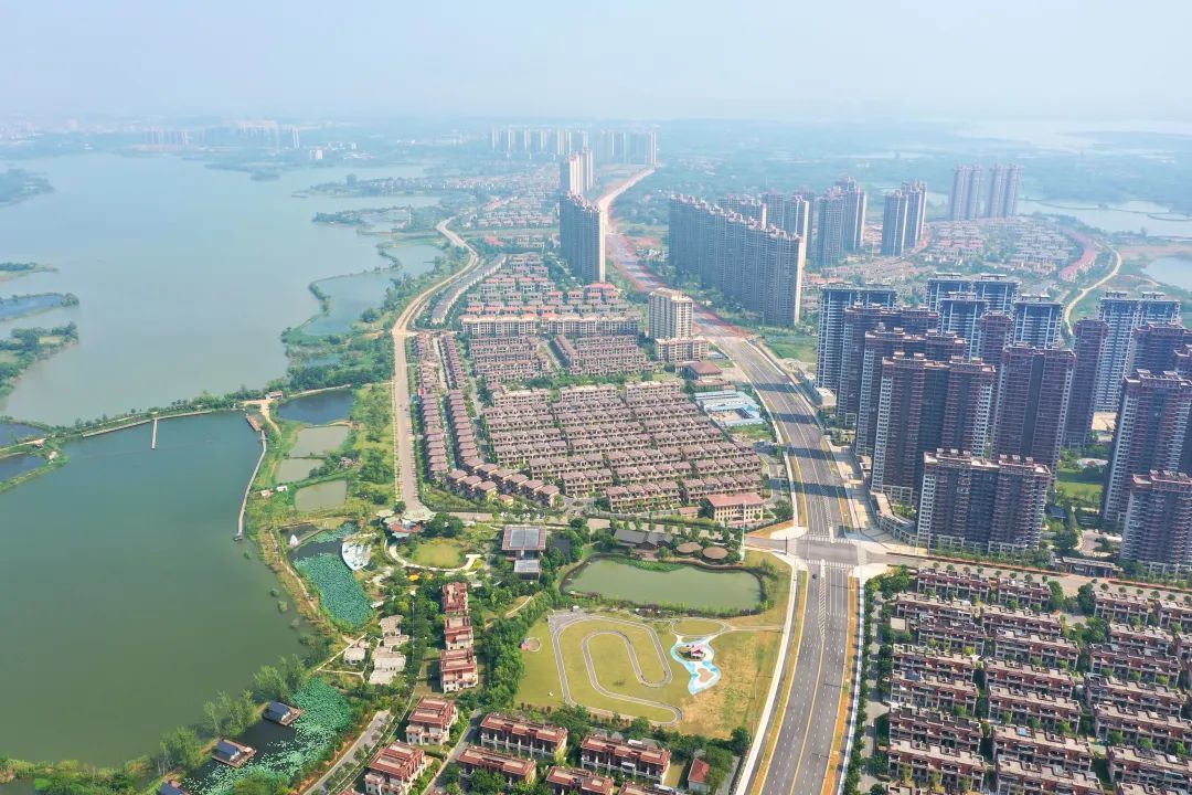 镇的交通拥堵状况得到疏解实现小车通行鄂州华容区红莲湖新区辉煌大道