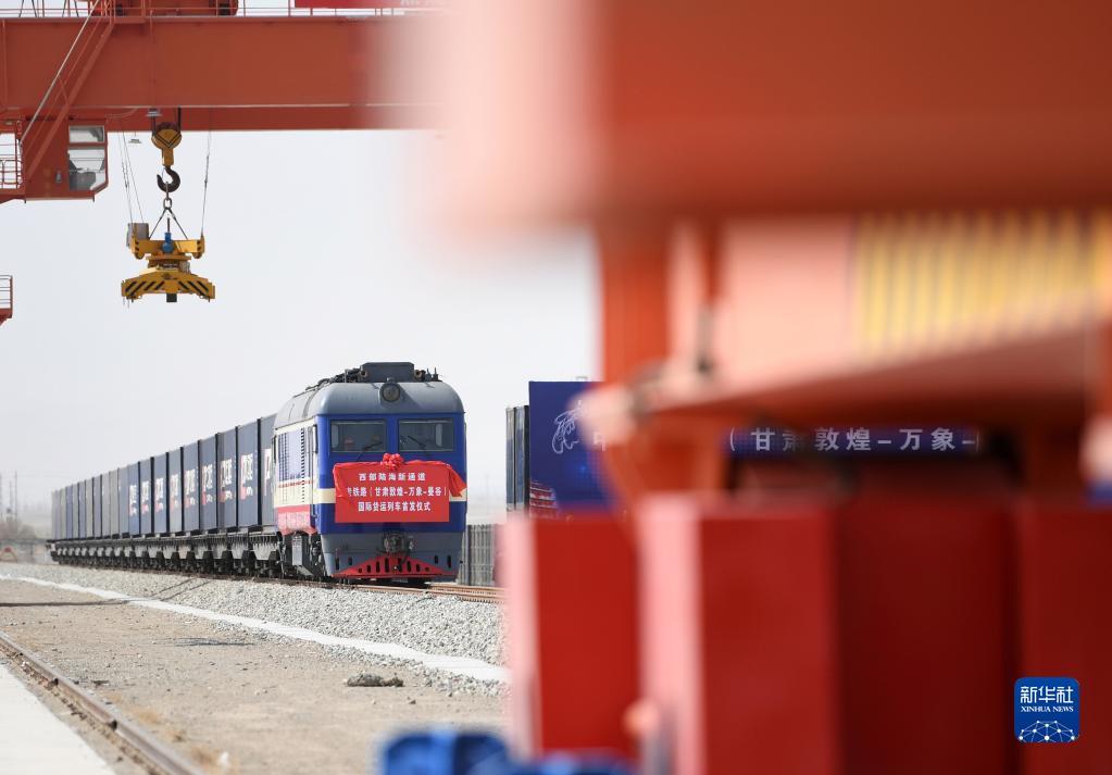 2022年4月21日，甘肃首趟中老铁路国际货运列车在敦煌市铁路西货站综合货场等待发车。新华社记者 陈斌 摄