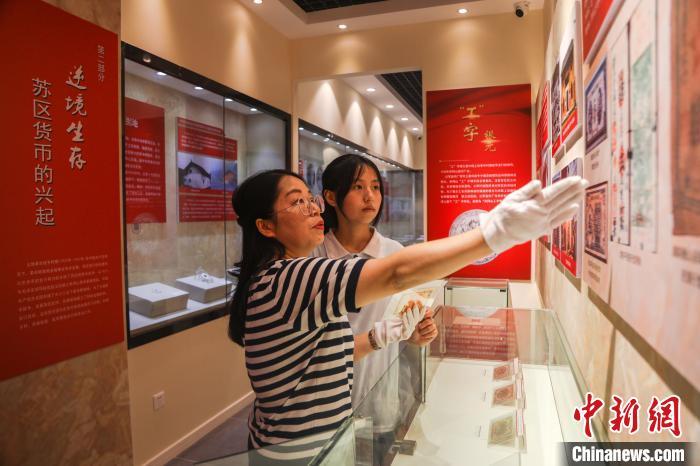 守护“红色货币”这件事成了金家三代人的使命，金花的14岁的女儿黄若兰也时常来馆内参与讲解工作。　刘力鑫 摄