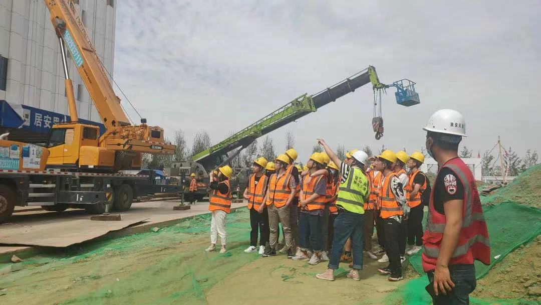 邹老师带领学生外出实践