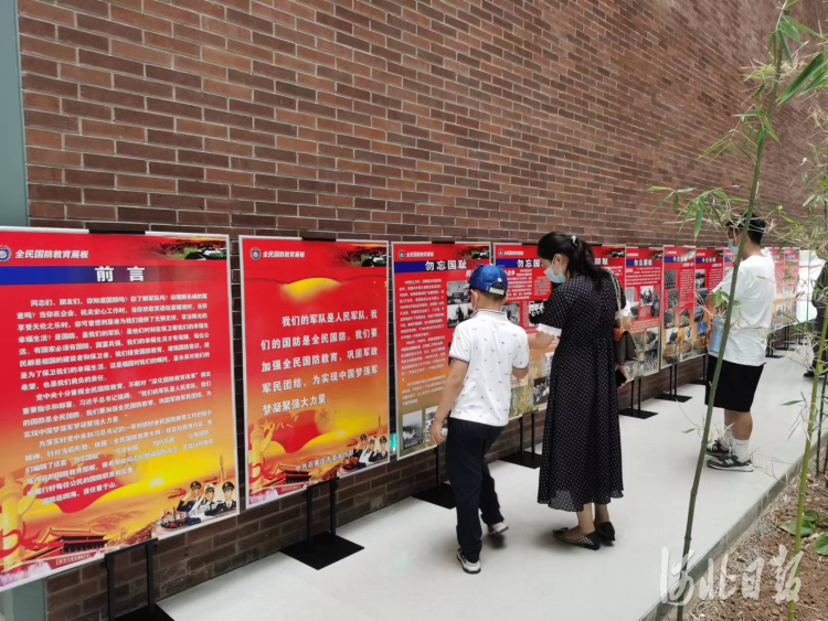 市民们在石家庄市图书馆（新馆）参观开放式全民国防教育展室展品。石家庄市图书馆供图