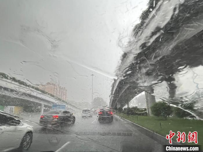 暴雨袭粤299个气象站录得超百毫米大暴雨
