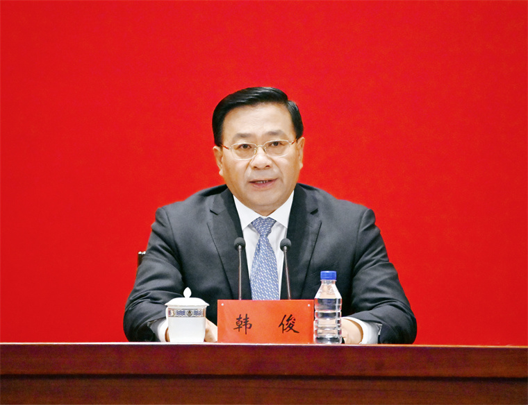 8月1日，省委在长春举行“中国这十年·吉林”主题新闻发布会。省委副书记、省长韩俊回答有关提问。邹乃硕 摄