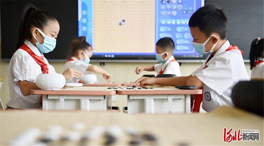 8月5日，河北省石家庄市雅清小学的学生在暑期托管课上学习围棋。