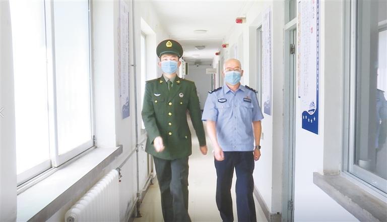 罗涛（右）与儿子