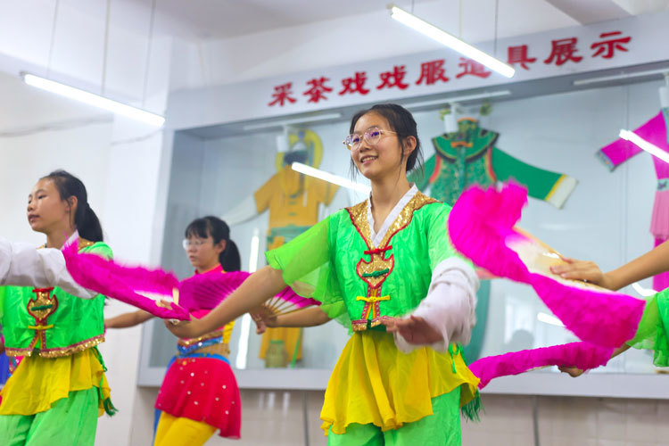 赣州市第五中学的学生在老师的指导下，学习赣南采茶戏，感受传统文化的魅力。赣州经开区各学校结合实际，开设了书法阅读、实验探究、创意机器人编程等课程，满足学生多样化学习需求，解决家长暑期“看护难”问题。