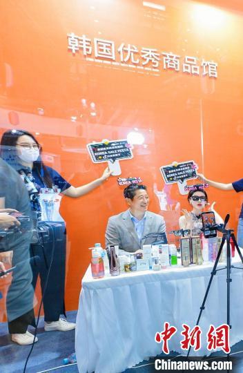 博览会现场直播带货。　王娇妮 摄